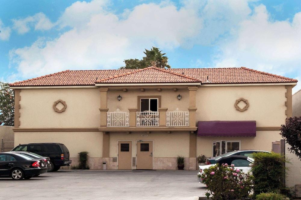 Howard Johnson by Wyndham Bakersfield photo 15
