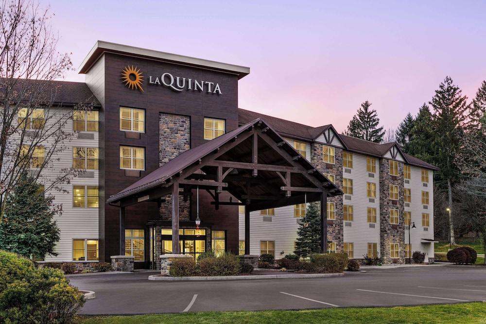 La Quinta Inn & Suites by Wyndham Lake George photo 33