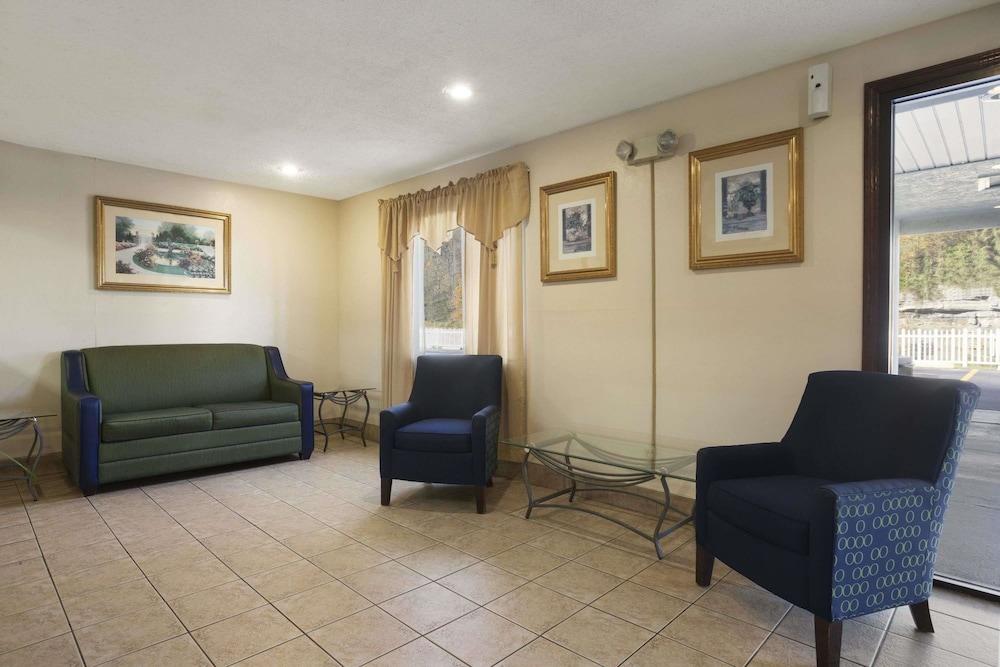 Super 8 by Wyndham Prestonsburg photo 3