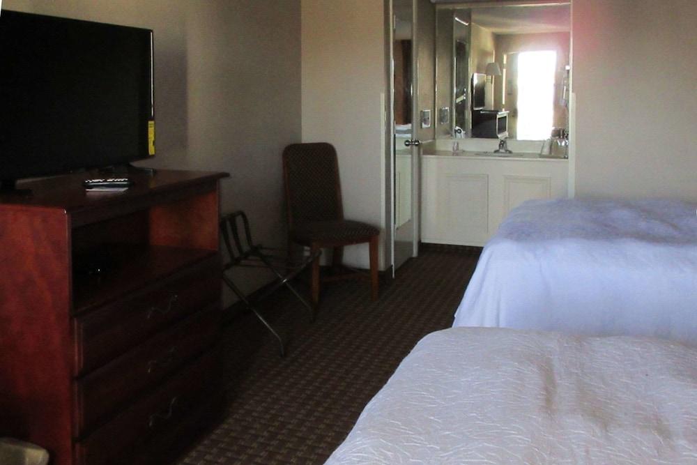 Super 8 by Wyndham Manchester TN photo 4