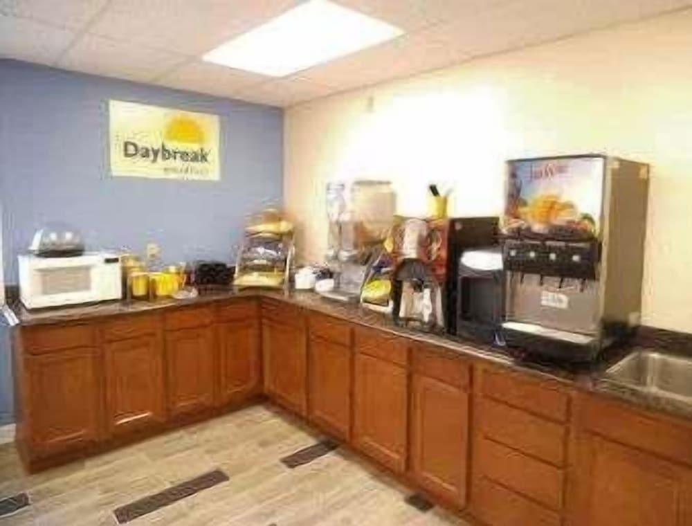 Days Inn by Wyndham West Branch Iowa City Area photo 23