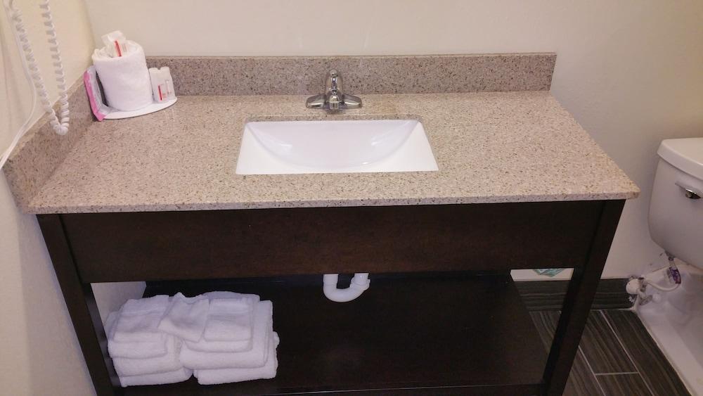 Americas Best Value Inn & Suites Phenix City photo 16