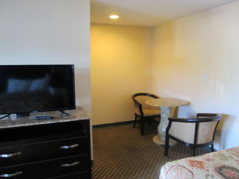 Delux Inn & Suites photo 11