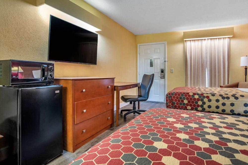 Econo Lodge Tupelo Barnes Crossing photo 9