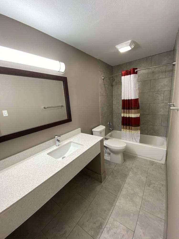 Red Roof Inn & Suites Denton photo 9