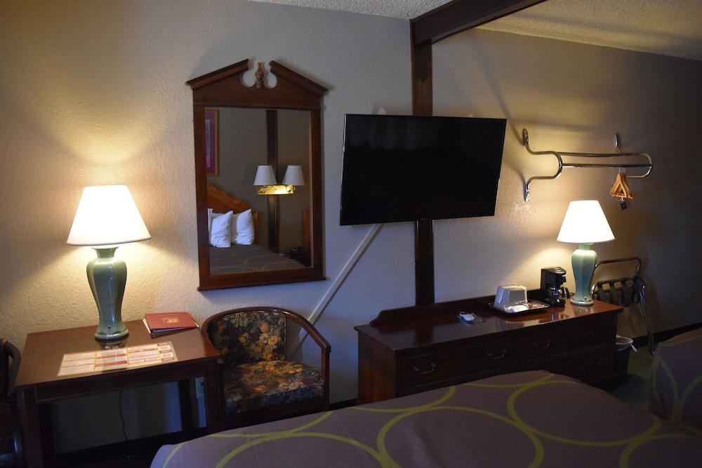 Super 8 by Wyndham Gallup photo 19