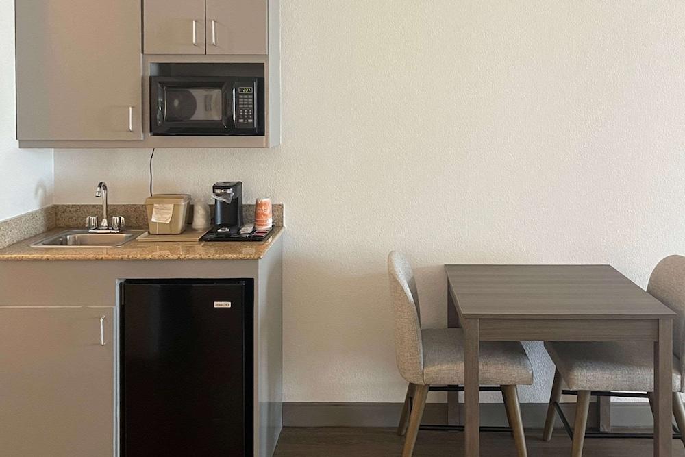 Comfort Suites Granbury photo 17