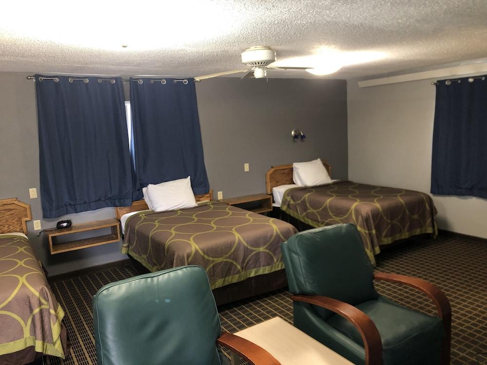 Hawkeye Motel photo 2