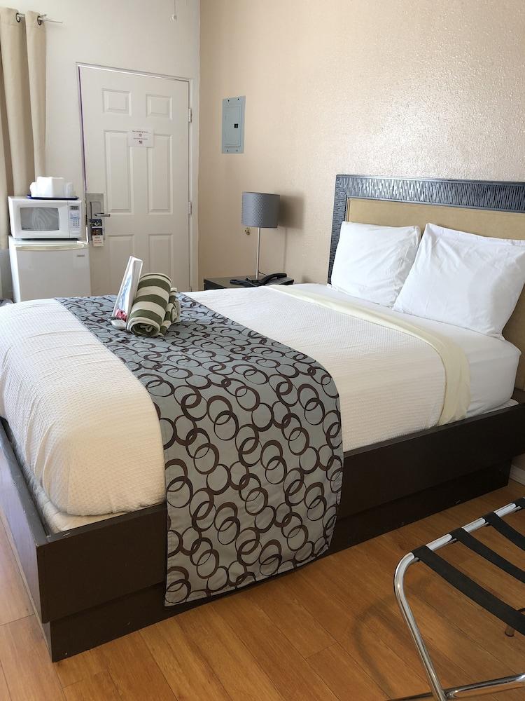 CCBC Resort Hotel - A Gay Men's Resort photo 30