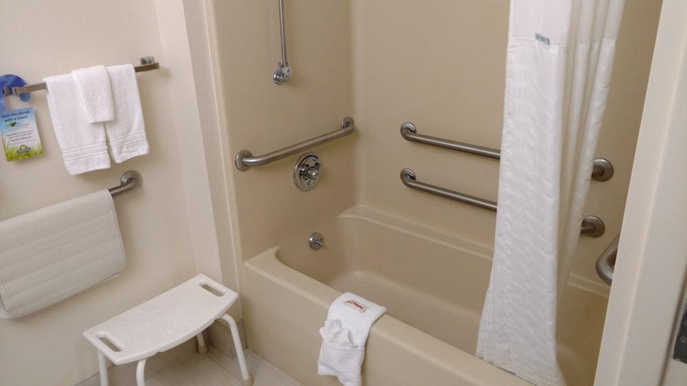Days Inn by Wyndham Ashland photo 31