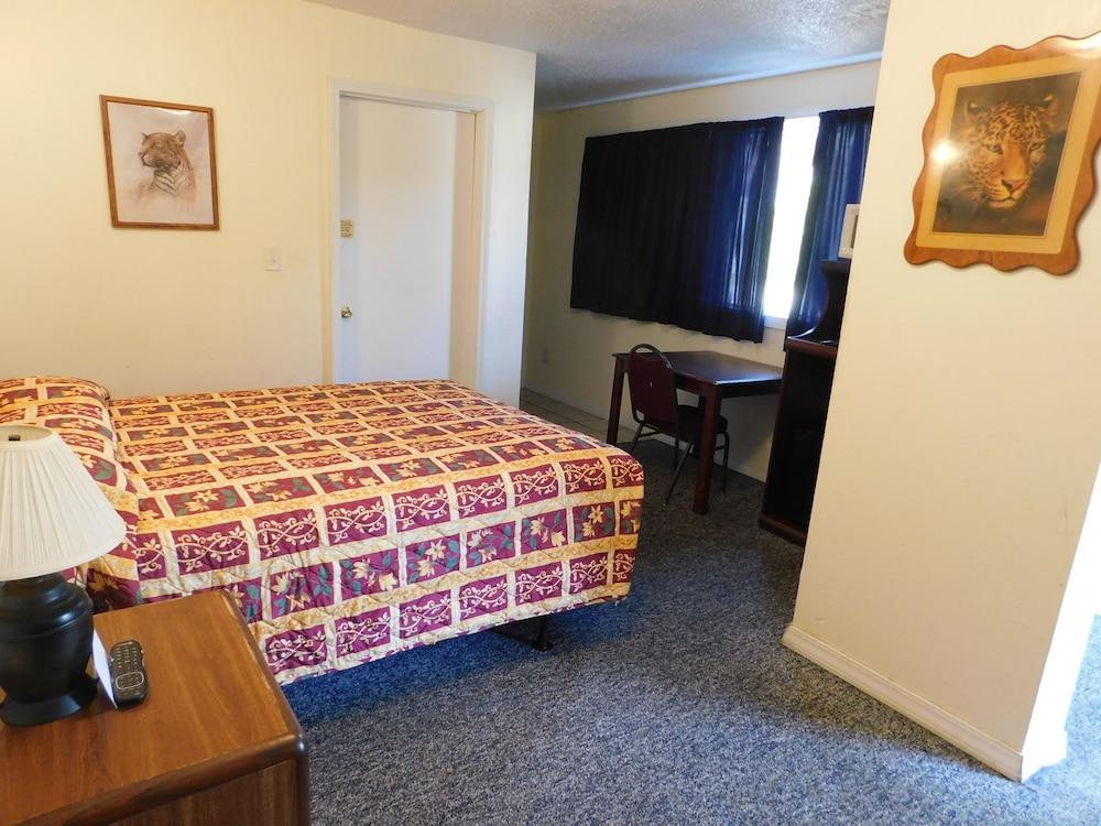 Little Shamrock Motel photo 32