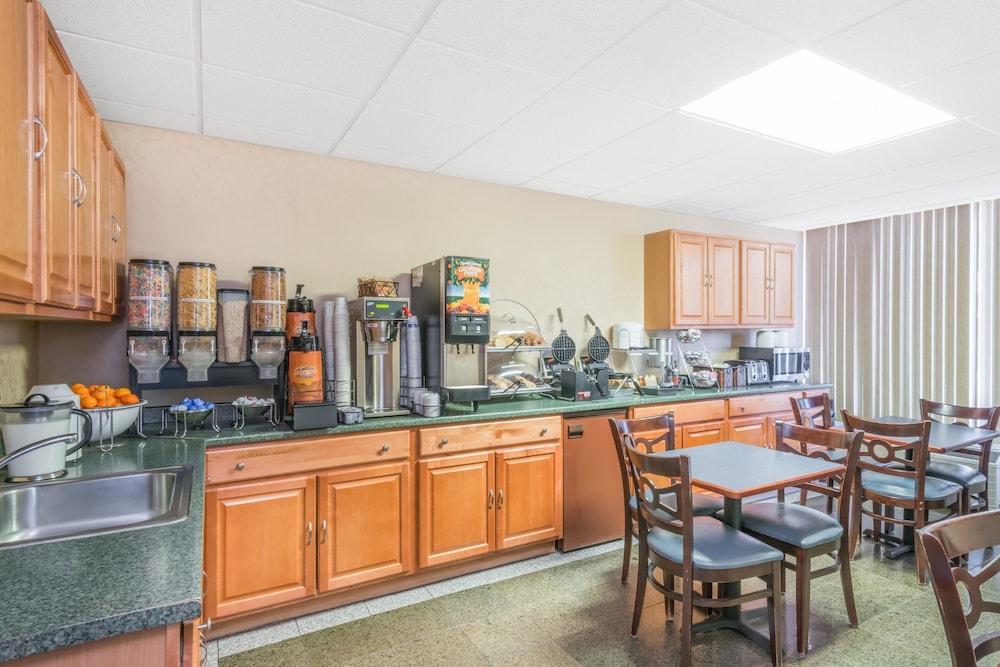Howard Johnson by Wyndham Gillette photo 35