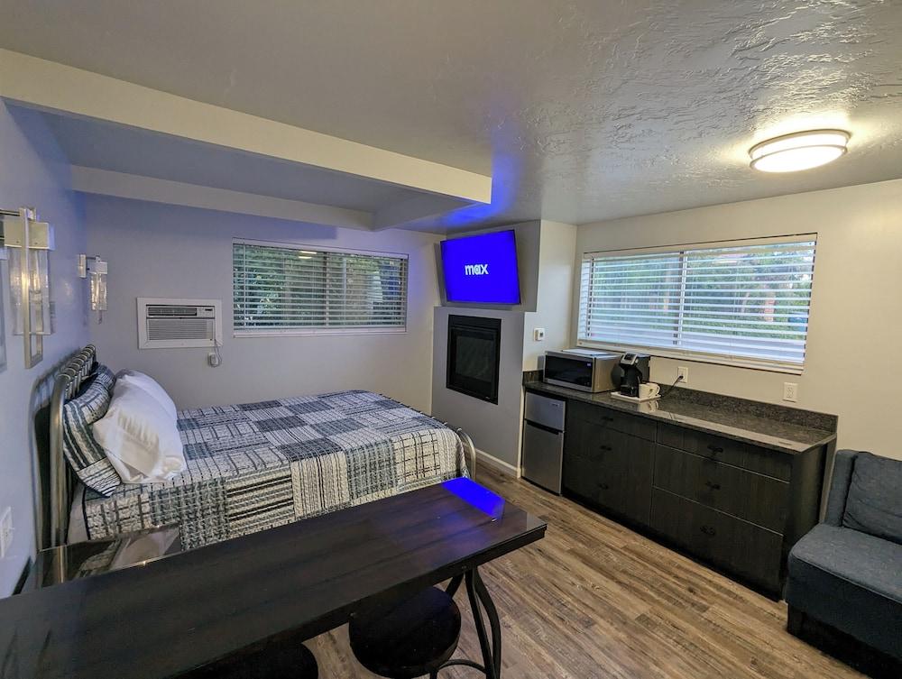Majestic Rockies Motel photo 13
