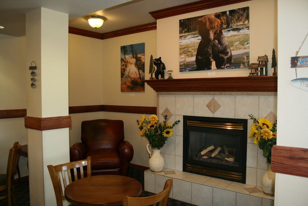 Yellowstone Lodge photo 21