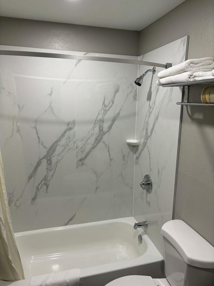Super 8 Springfield North I-44 photo 12