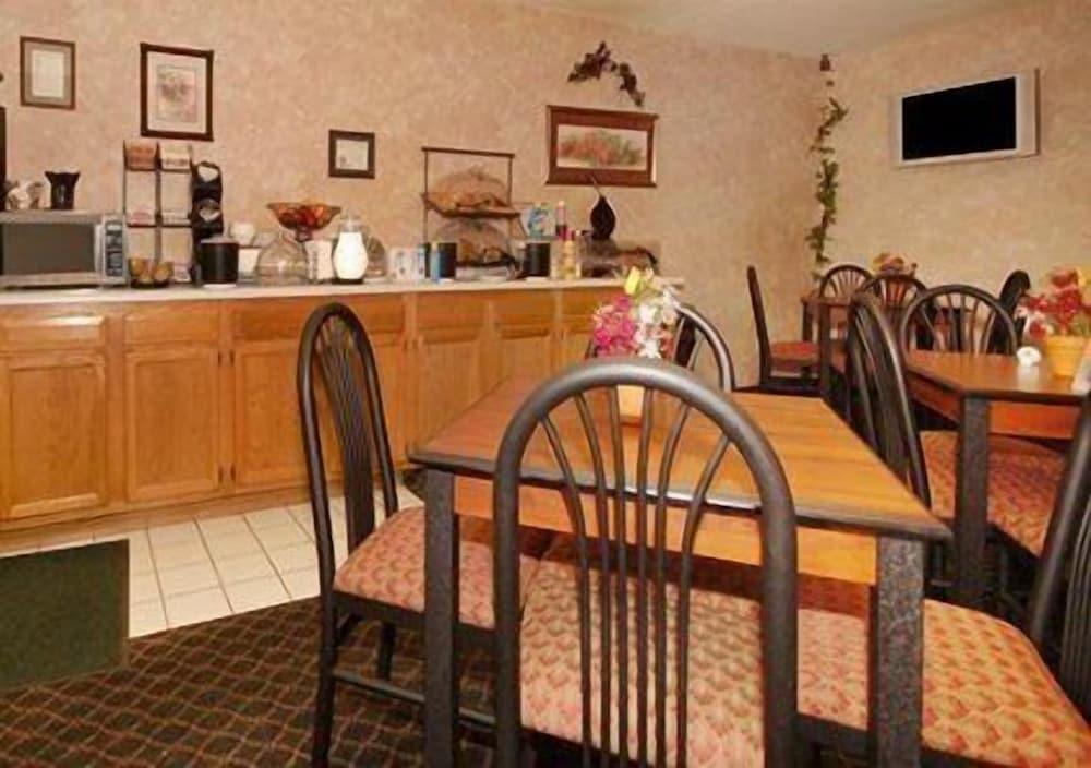 Econo Lodge Longmont East photo 44