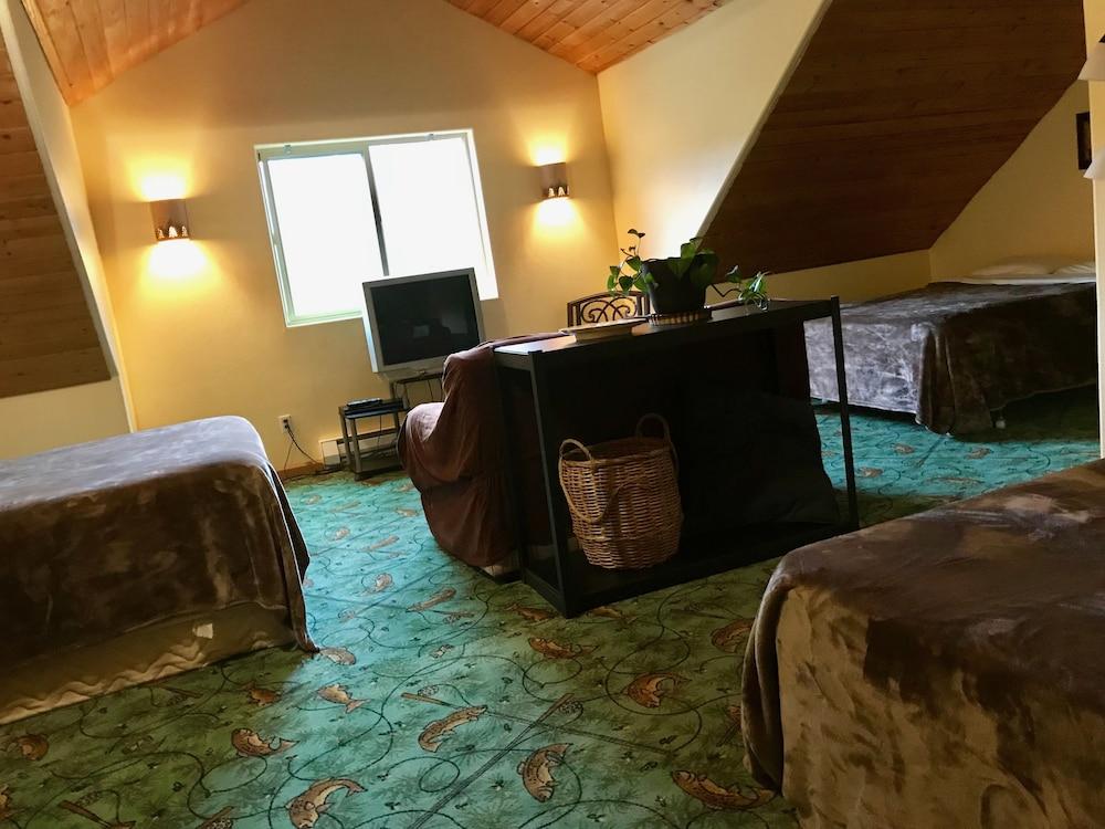 Twin Peaks Lodge and RV Park photo 10