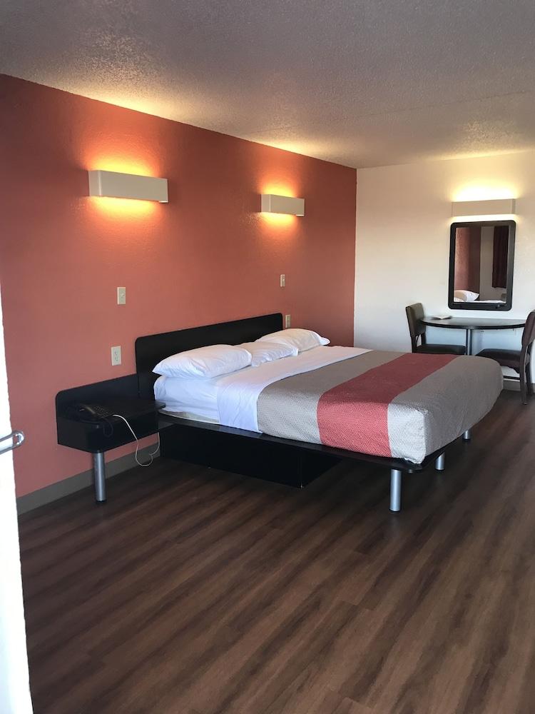 Econo Lodge photo 7
