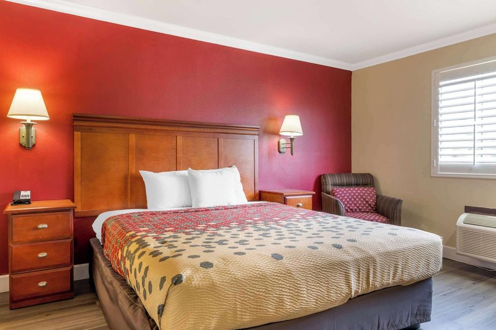 Econo Lodge Moreno Valley photo 24