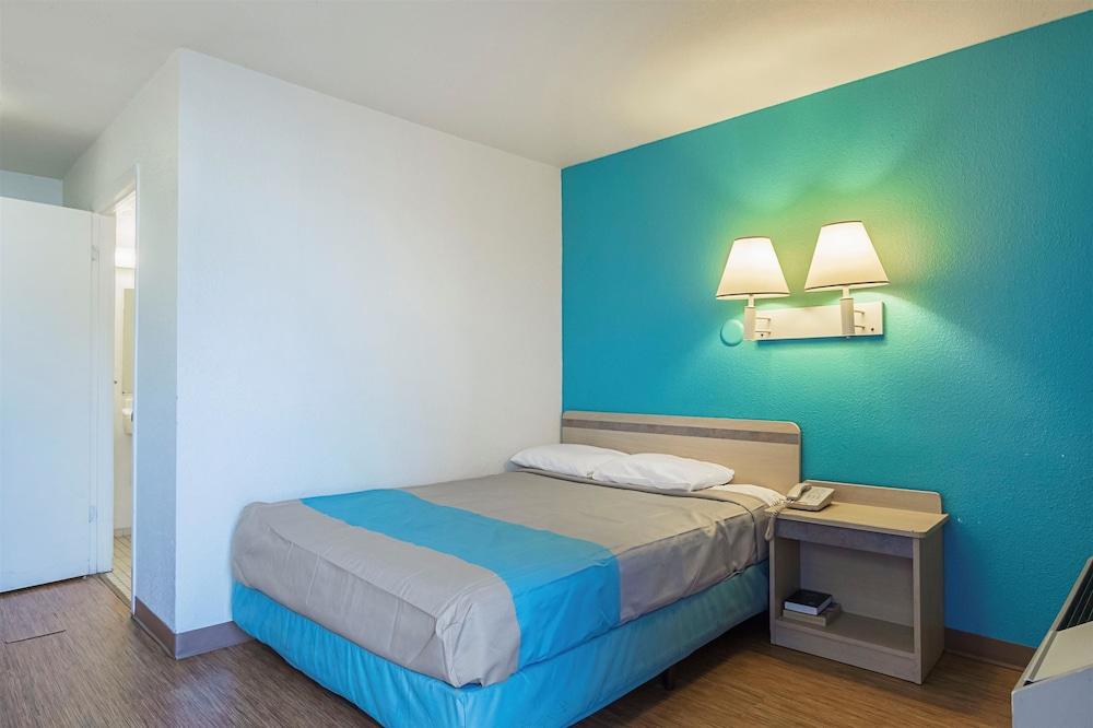Motel 6 Rochester, MN photo 11