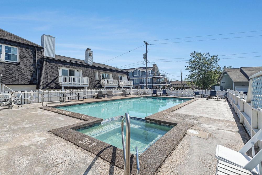 Snyder's Shoreline Inn photo 44