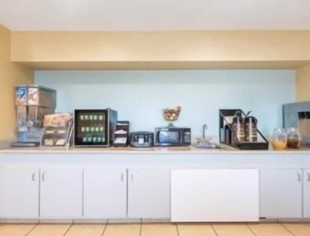 Super 8 by Wyndham Midland photo 5
