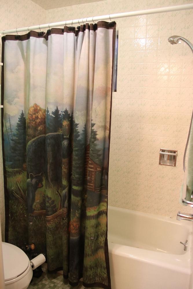 Yellowstone Wildlife Cabins photo 10
