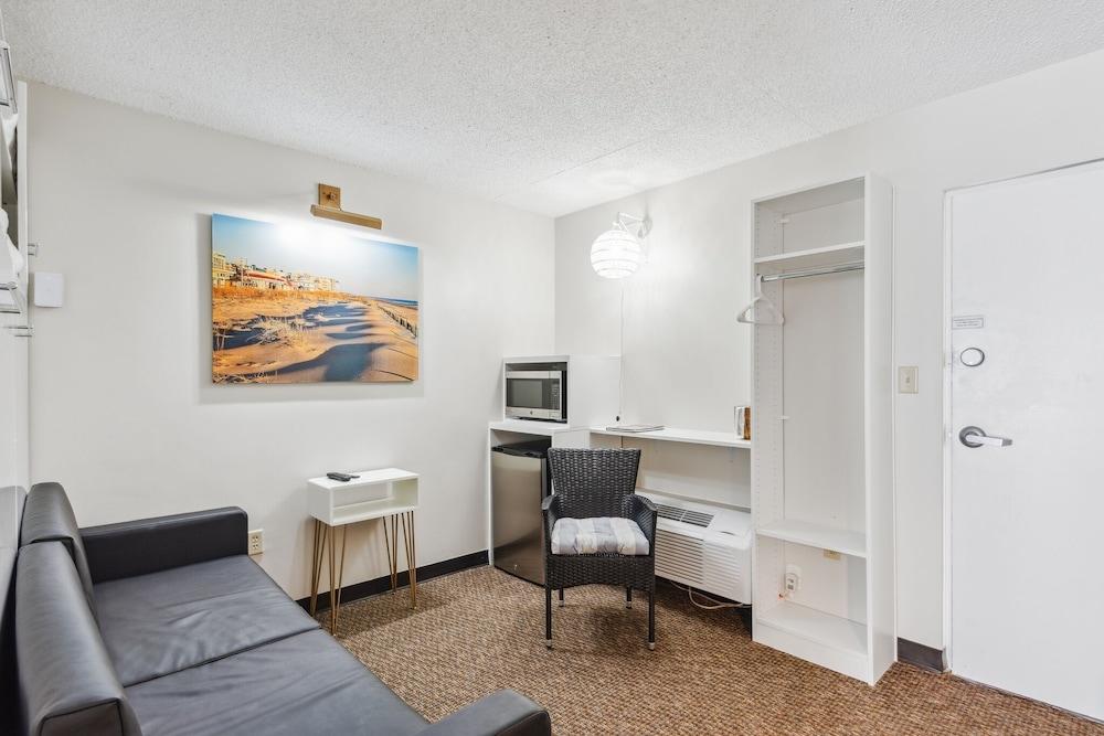 Cape Suites Room 8 - Free Parking! 2 Bedroom Hotel Room by RedAwning photo 4