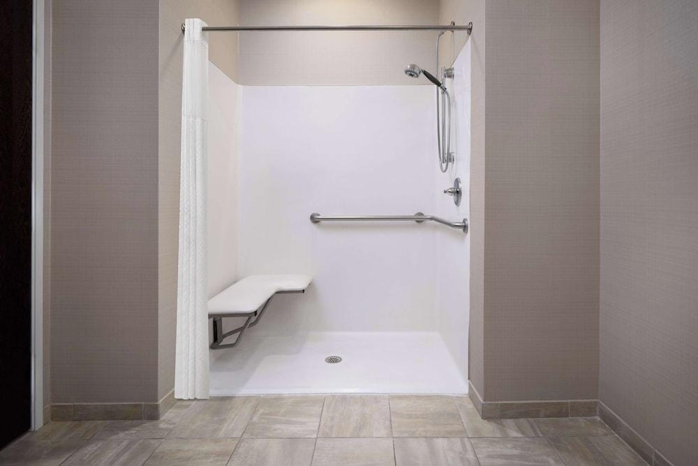 Green Mill Village Hotel & Suites, BW Signature Collection photo 22