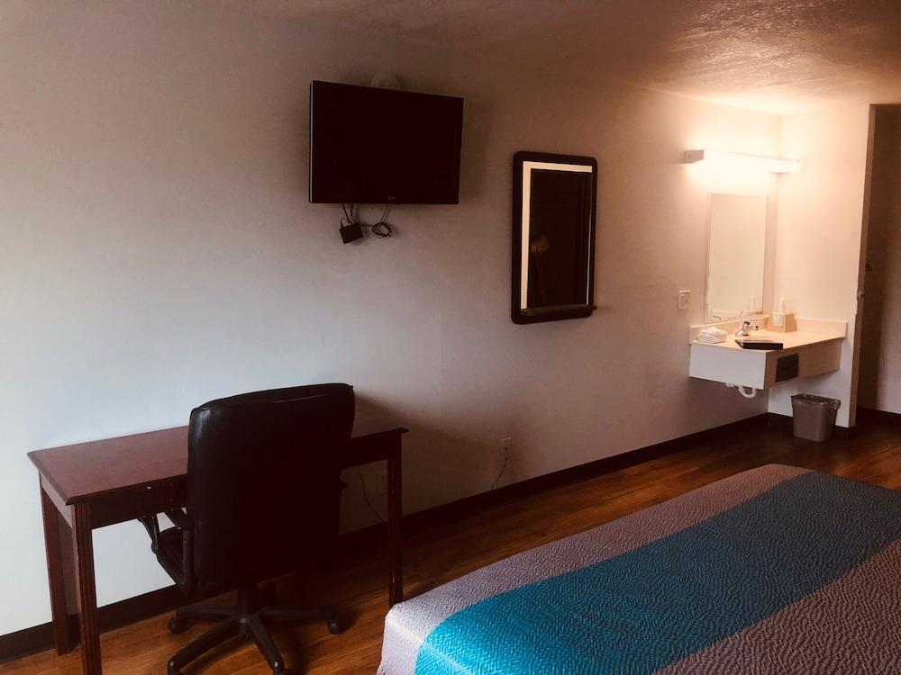 Troy Inn and Suites photo 6