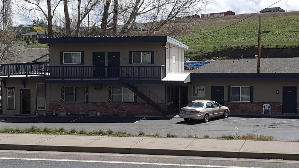 Tall Winds Motel photo 1