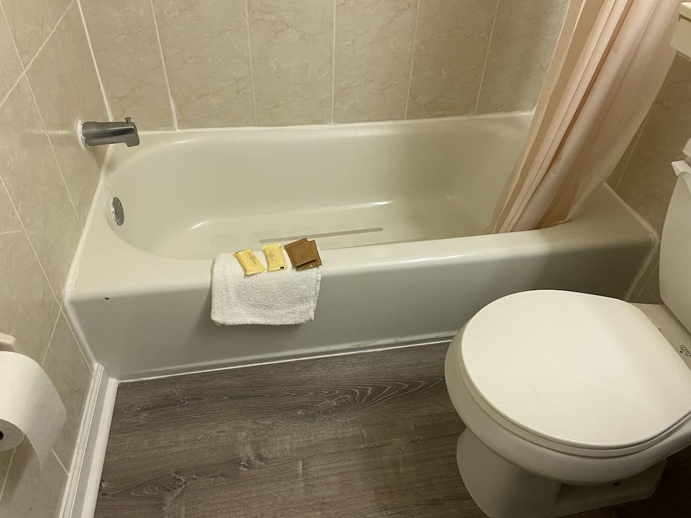 Red Carpet Inn & Suites photo 57