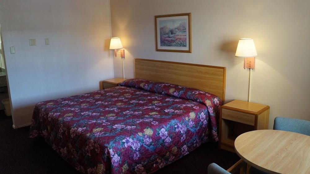 Travelers Inn photo 3