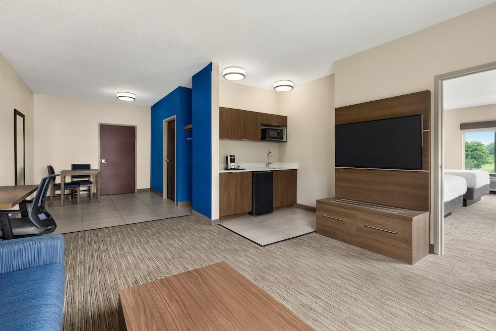 Holiday Inn Express & Suites Akron Regional Airport Area by IHG photo 47