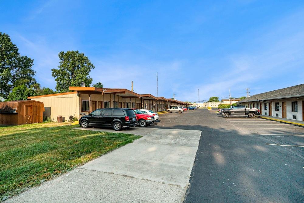 Great Lakes Inn and Suites photo 17
