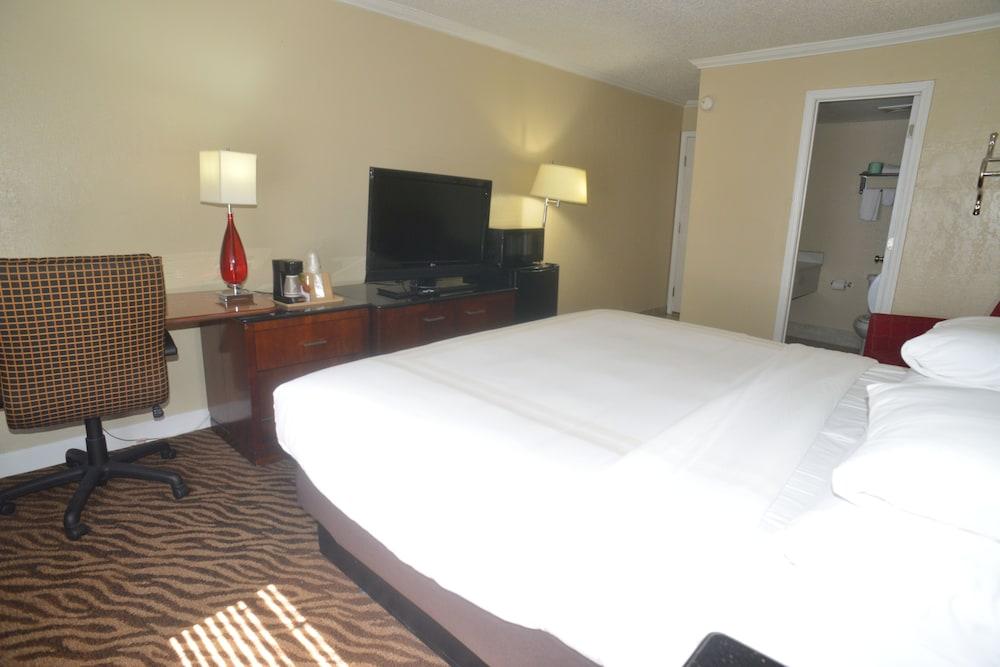 Hometown Inn & Suites photo 28