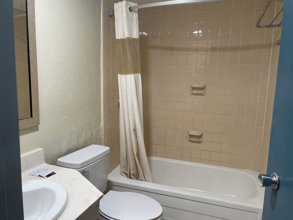 Regency Inn photo 9