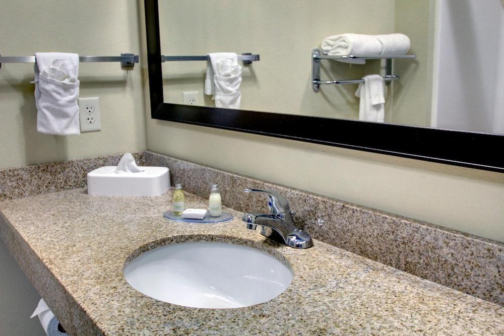 Stanton Inn & Suites photo 12