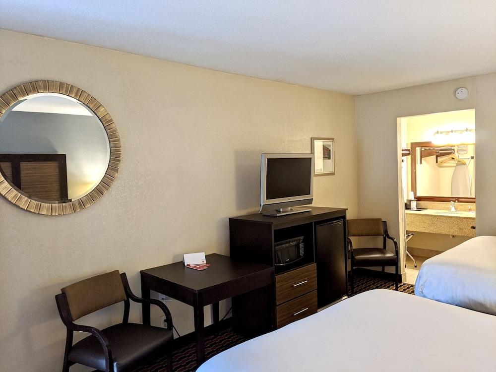 Econo Lodge Forest City photo 10