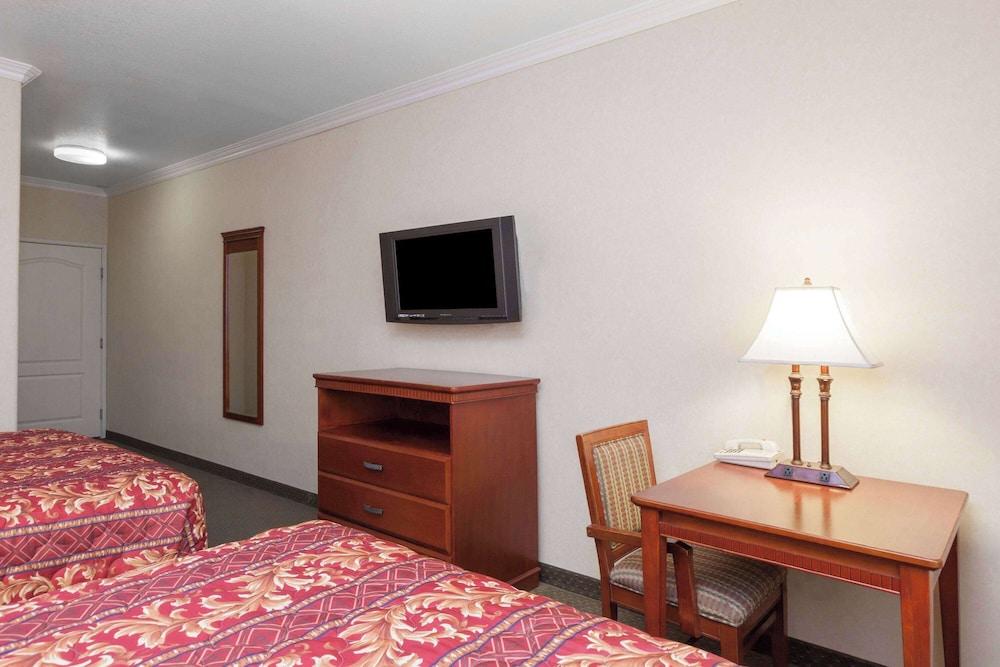 Howard Johnson by Wyndham Bakersfield photo 7
