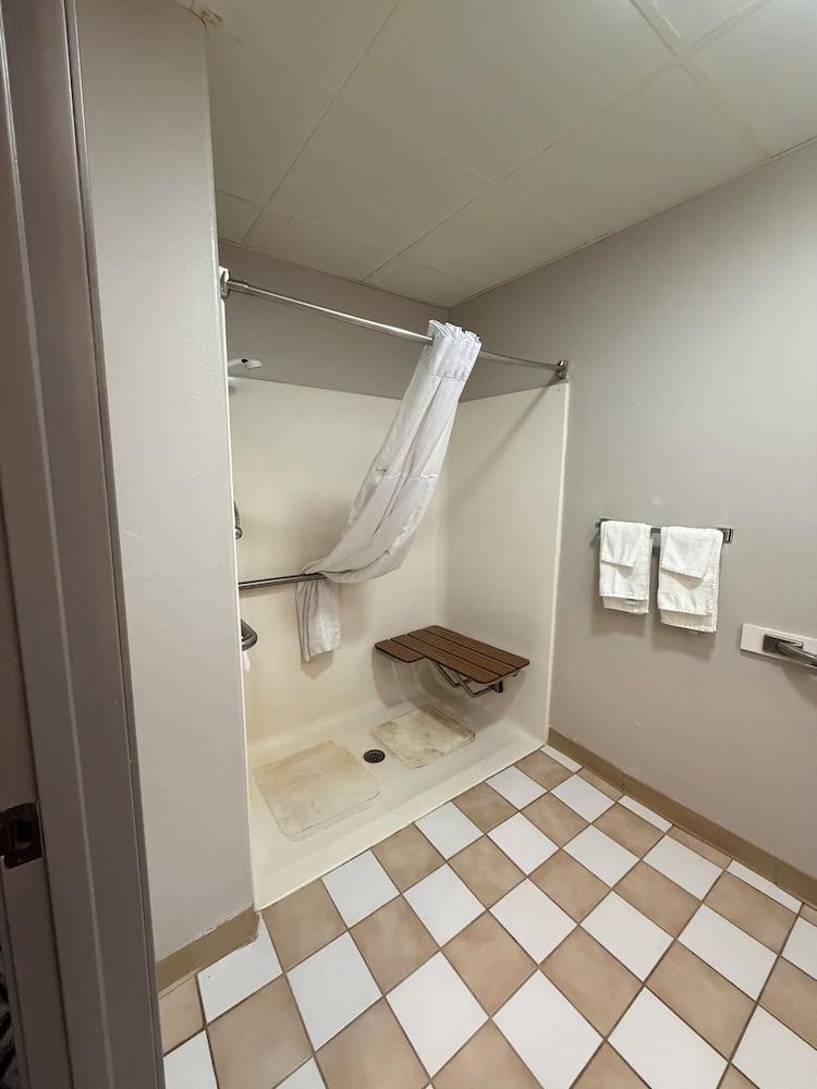 Relax Inn & Suites photo 5