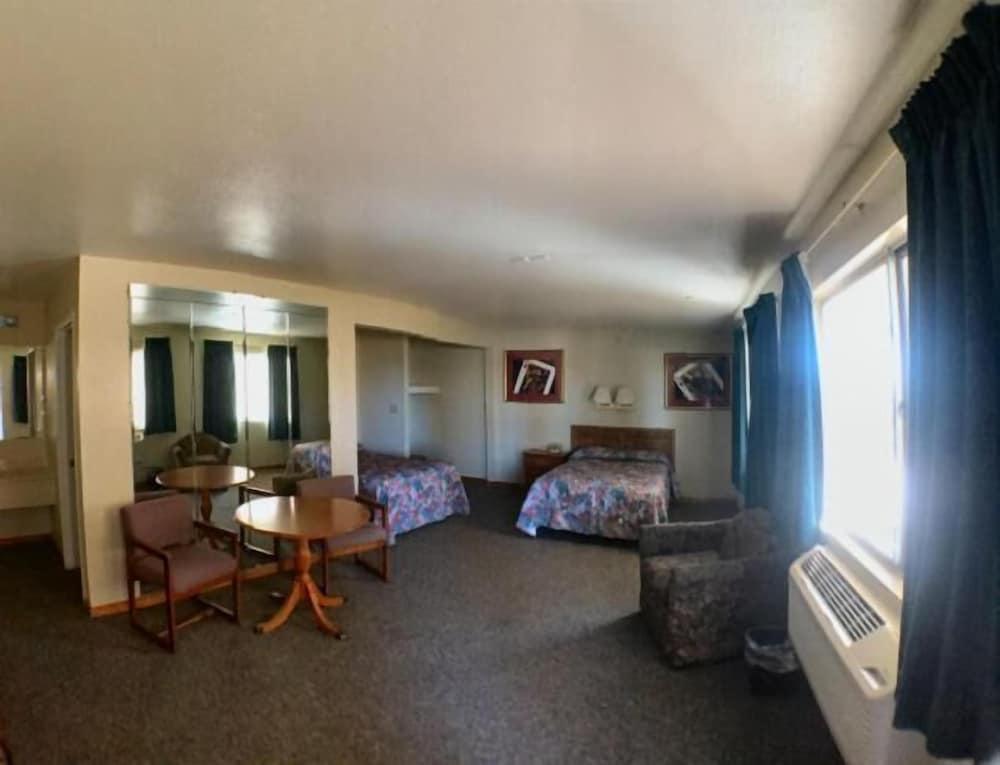 Travelers Inn photo 3