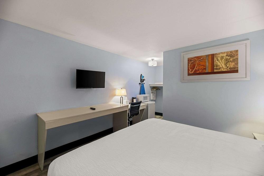 Rodeway Inn Midland South photo 20