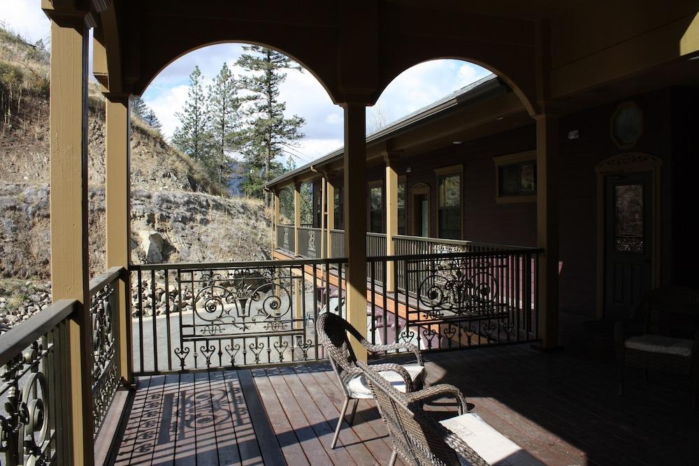 Hearthstone Elegant Lodge by the River photo 46