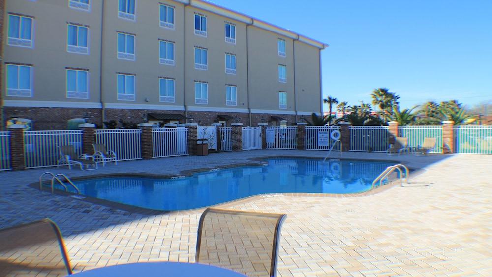 Holiday Inn Express & Suites Gonzales by IHG photo 12