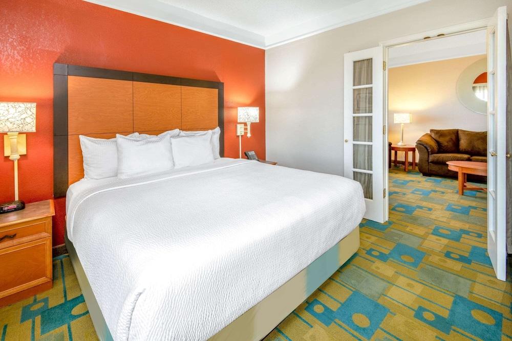 La Quinta Inn & Suites by Wyndham Sherman photo 14