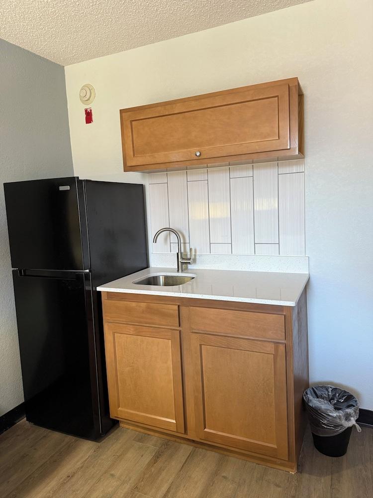 Suburban Studios Fairborn - Dayton photo 2