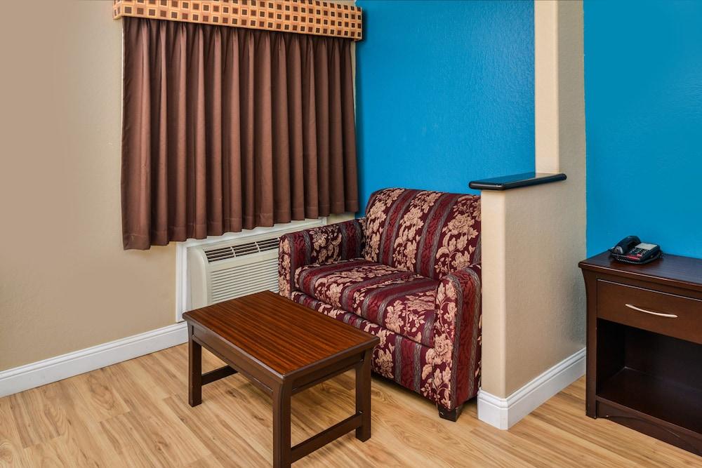 Scottish Inn & Suites Highway 6 South photo 23