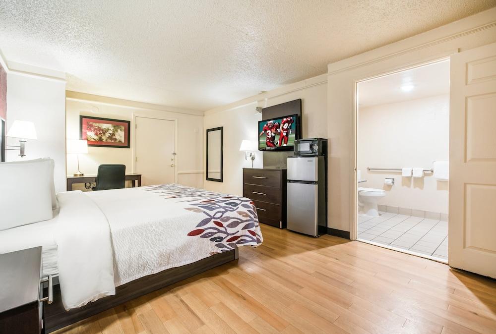 Red Roof Inn North Dallas - Park Central photo 10