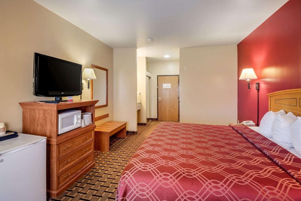 Econo Lodge Lubbock I-27 photo 11